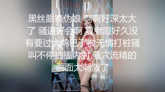 漂亮女友 在家被扛着大长腿无套输出 爸妈在隔壁都不敢叫出声 电视声音开大点 当然他们不会进来 只是怕听到尴尬